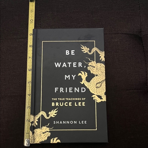 #0591+ Bruce Lee Black/Gold Hardcover Book by Shannon Lee ( Bruce Lee Daughter) - Picture 4 of 9